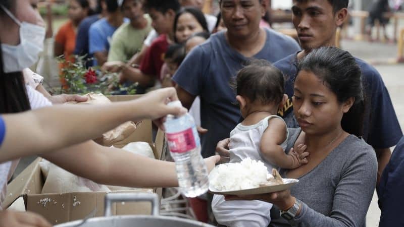 taal evacuees lining up for food