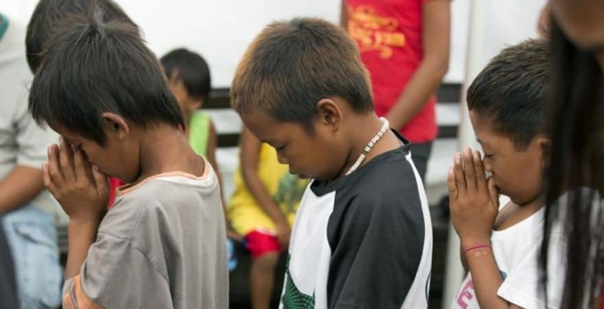 Pananampalataya: Filipino Children praying