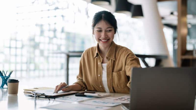 You can develop your leadership skills on your own.This picture shows a lady interacting with her virtual team. She looks warm and fresh. Good leaders are often confident.